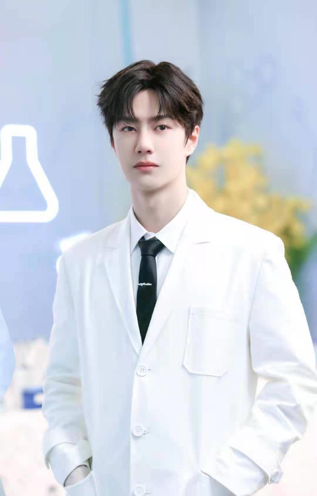 曝两大劲敌联手宣传咖啡,粉丝却不愿纠缠_蔡徐坤_肖战_因为