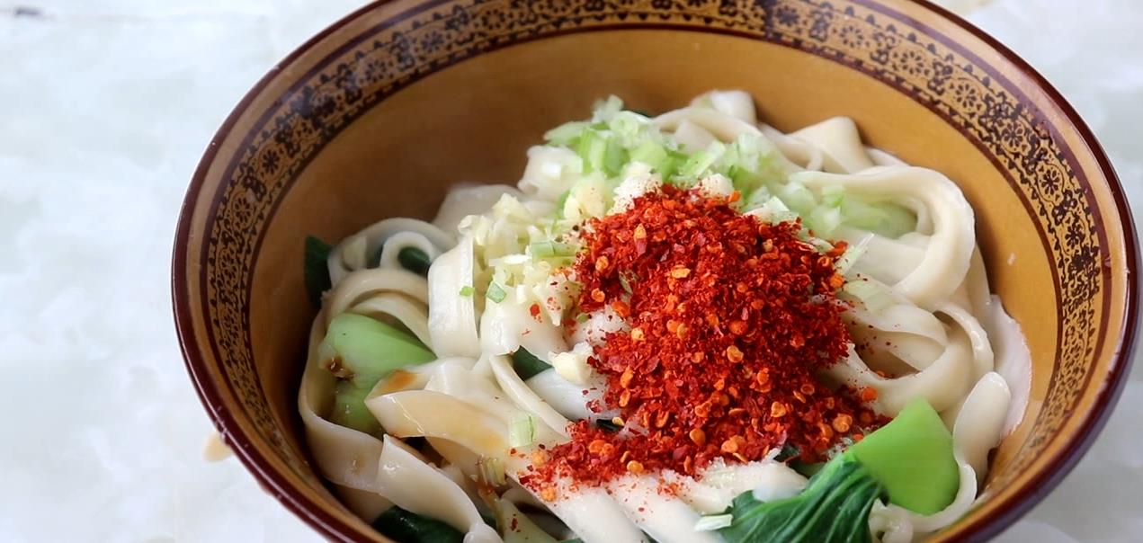 油泼刀削面做法,一顿最少能吃两碗,太香了!_面团_时候_加点