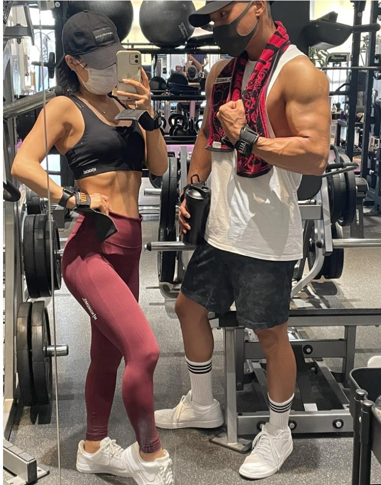 海外健身情侣分享励志对比图,一起运动打造健康美丽身材_老公_网友