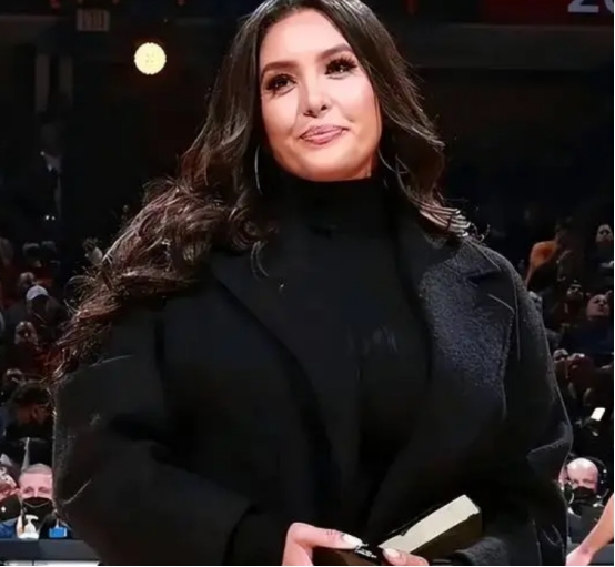 瓦妮莎1家3口逛迪士尼,19岁女儿1米9颜值高,加索尔夫妇陪同_科比