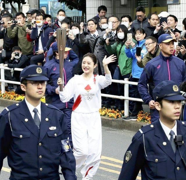 在圣火传递的过程中,这种标志性的红白色搭配加上奥运五环的logo融入