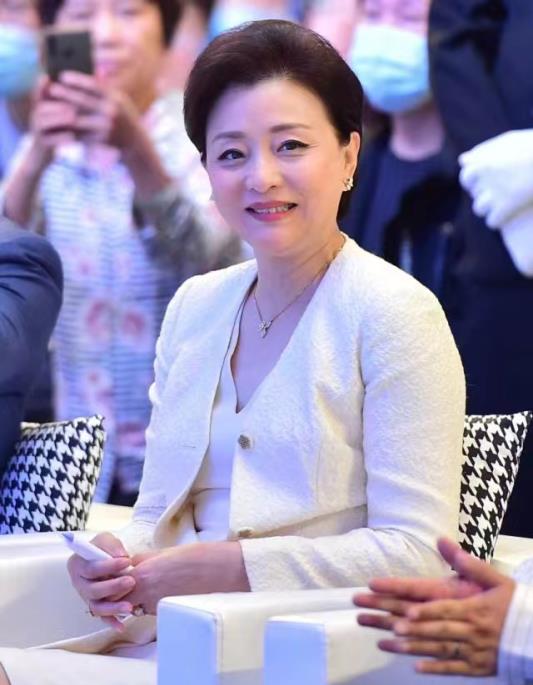 杨澜久违亮相,穿外套却遮不住副乳,脸上长痘痘皮肤却真细腻_白色_个人