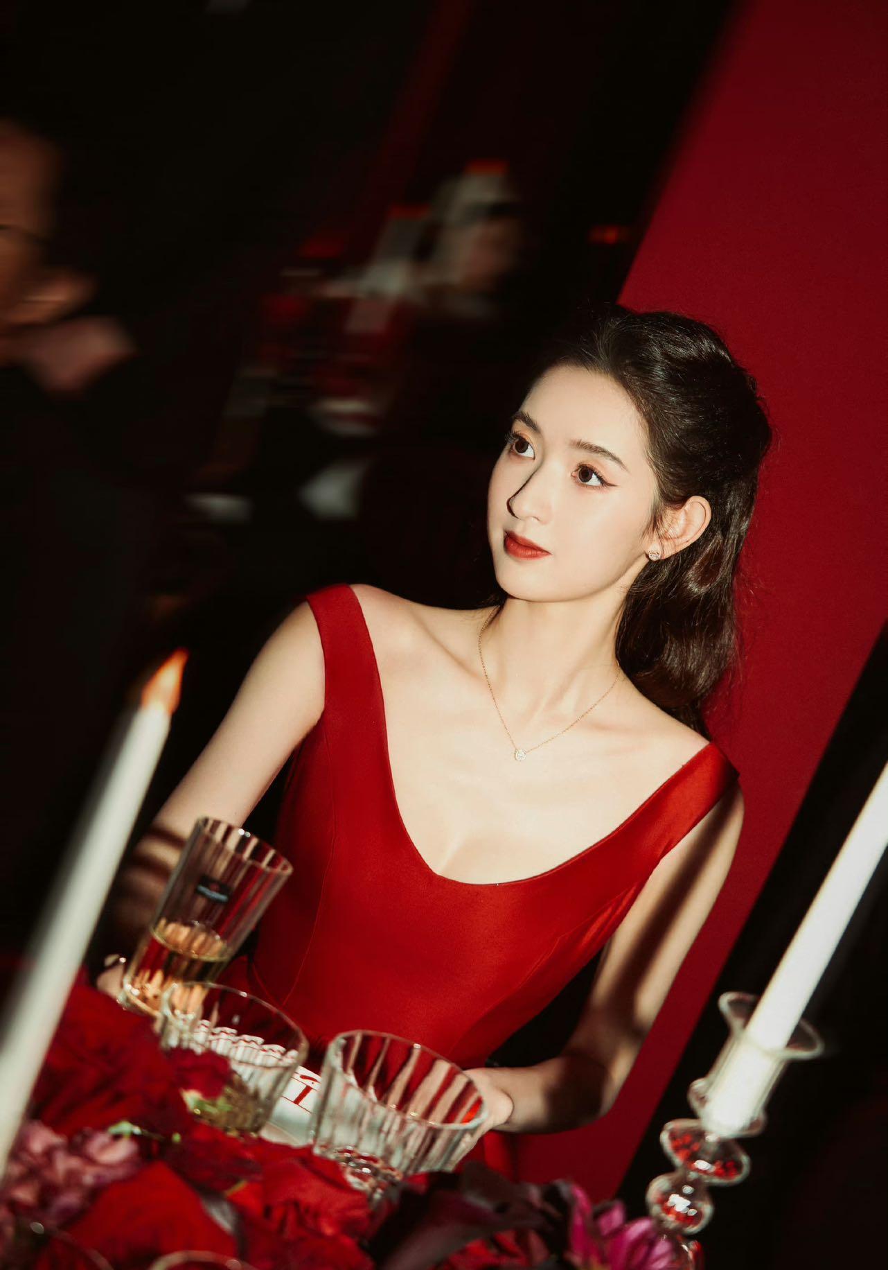 王玉雯在上海出席电影活动,一身大红色礼服尽显优雅魅力