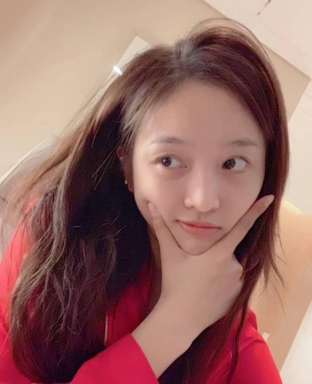 吴宣仪纪念创造101一周年,晒自拍素颜出镜,皮肤状态超好_照片_穿着