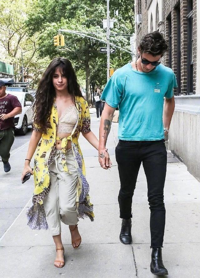 他终于承认与卡妹的恋情,被质疑一个多月的炒作闹剧结束了_萌德_单曲