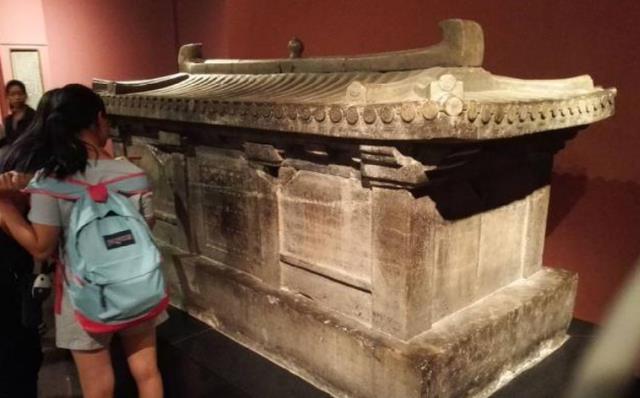 1957年,陕西挖出9岁小女孩墓,专家称:棺盖上刻着"开者即死"_考古_石棺