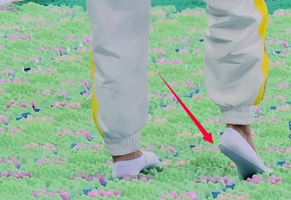 指压板跳远作弊,当镜头拍到她的脚底,网友:怕疼就退出吧_宋雨琦_袜子