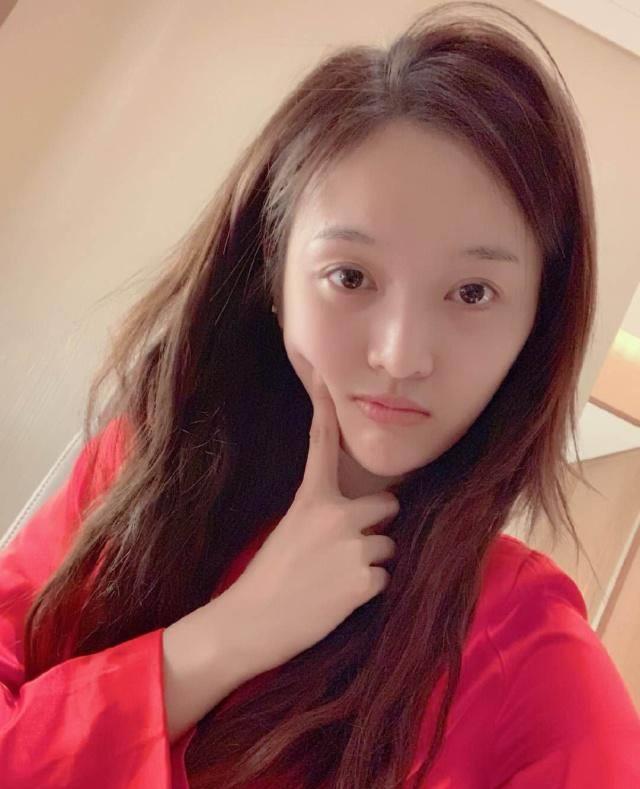 吴宣仪纪念创造101一周年,晒自拍素颜出镜,皮肤状态超好_照片_穿着