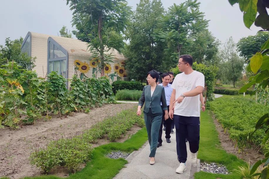 7月11日,山东省聊城市东阿县县委书记祁学兰带队来到成都市新津区农博