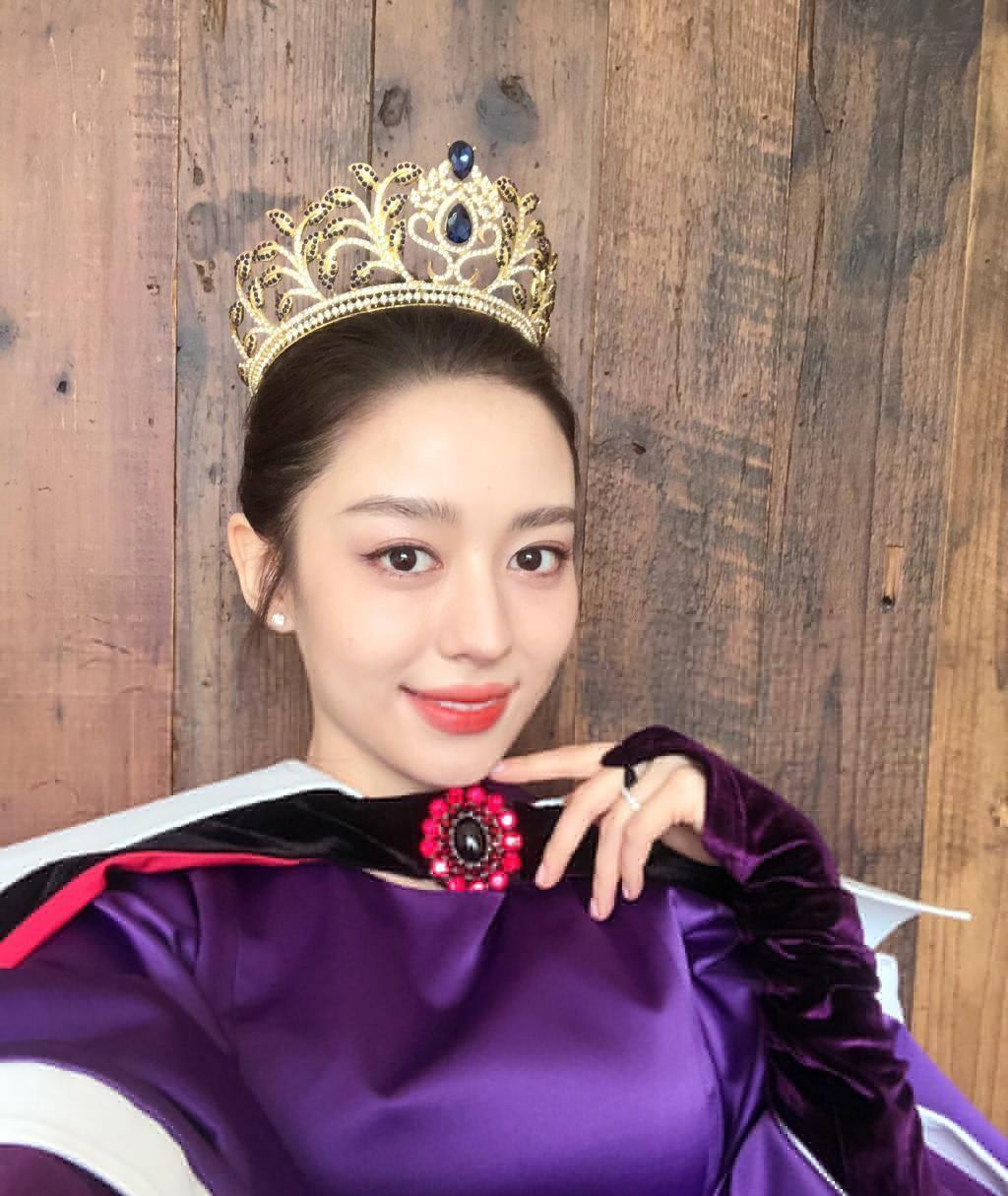 气场强大,也显得优雅复古了很多,配上头上的皇冠,宛如古代的女王一般