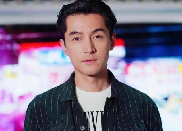 上影节胡歌一路小跑去跳舞,鹿晗的表情才最真实,吴京太困竟睡着_闫妮