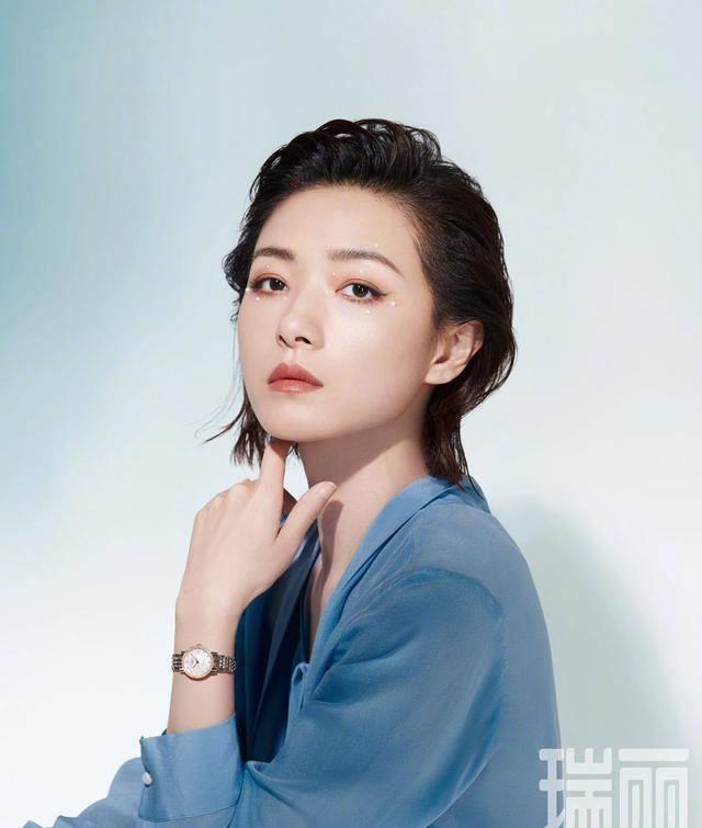 珍珠眼妆搭配中兴造型,飒美清冷,好魅惑_李斯丹妮_蓝色_时候