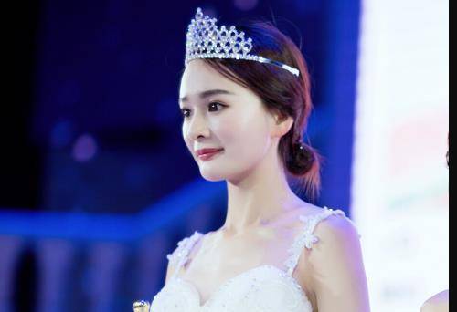 杨幂替身晒近照,青春水嫩,丝毫不输本尊!_卓亨瑜_长相_桃花