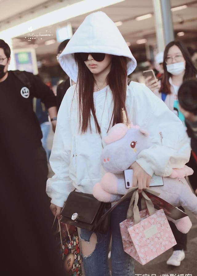 杨超越机场照尽显疲态,腿也已然瘦了一圈,怀抱独角兽少女心满满_表情