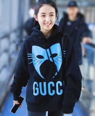 喜欢"甜豆"张子枫的干净少女风穿搭?