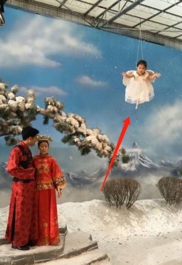 阿拉蕾:4岁赚钱养弟弟,在缺爱的环境带泪成长,现状却令人心疼_董力