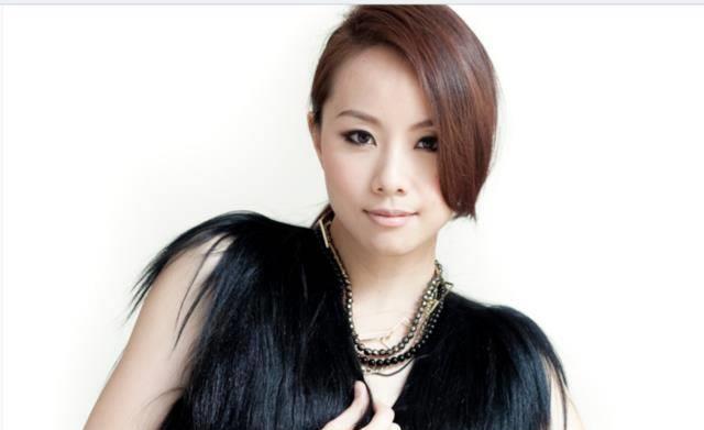 将九人组合缩小规模成为一队四人组合,邓丽欣与傅颖,杨爱瑾和吴雨霏