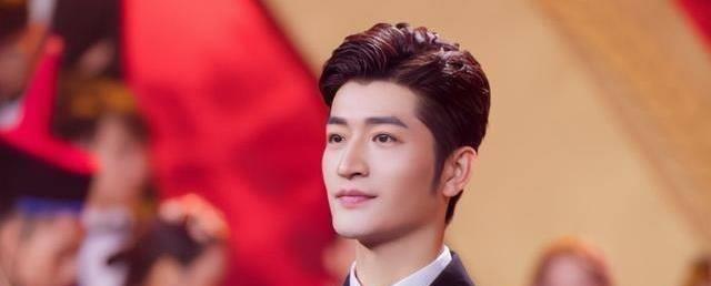 第四张磊殷松而他也成功吸引了电视的目光,主持了2022年的舞台,在那个