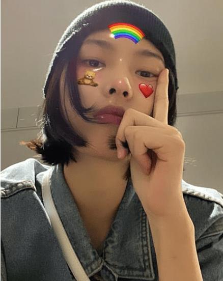 被拍到与宋威龙拍拖的赵佳丽是名模.她经常在网上分享她的日常生活.