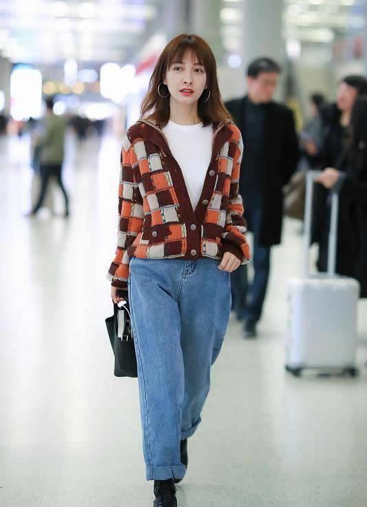 吴昕越来越美了,紫色毛衣配牛仔裤清爽优雅,格纹开衫穿的很大气_黑色