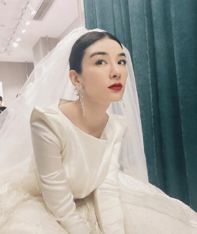 黄奕晒出白色婚纱照,生图下腰围引人注目,43岁仍美丽动人_状态_皮肤