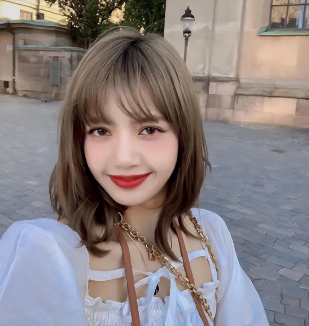 但我们不应忘记,lisa作为一位实力派偶像,她的爱情生活也应当被尊重.