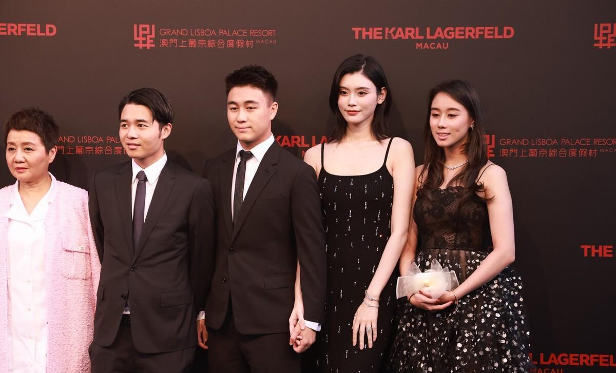 何猷君和奚梦瑶甜蜜亮相活动,爱情表现令人羡慕_何超欣_黑色_好身材