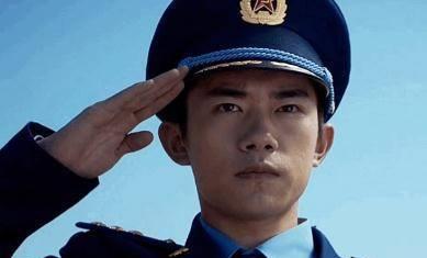 易烊千玺照片登初选合格证,眼神坚定,这是千纸鹤的骄傲吗?