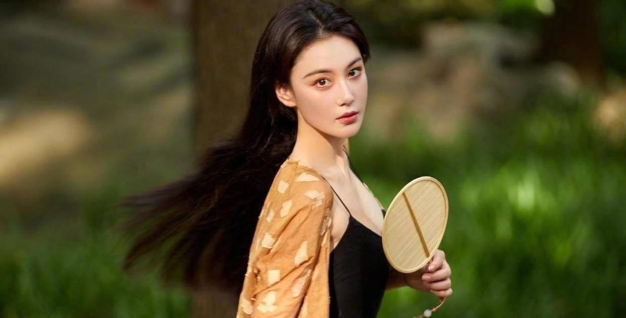 的张馨予与妈妈携手拍了一部大片,两人长得真像姐妹_年龄段_风格_职场