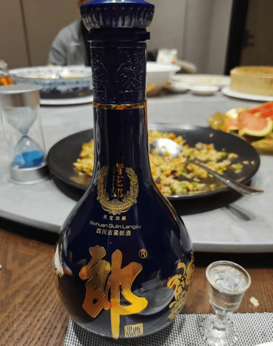 在饭店用餐时,甚至喝了不少价格2599的郎酒,酒精的刺激使得他们的气氛