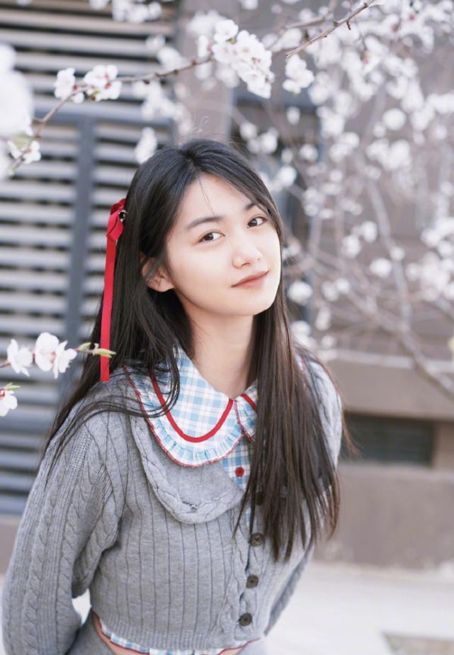 童星张籽沐的照片甜美温柔,长发搭配围巾,预计身材不错_作品_樱花树