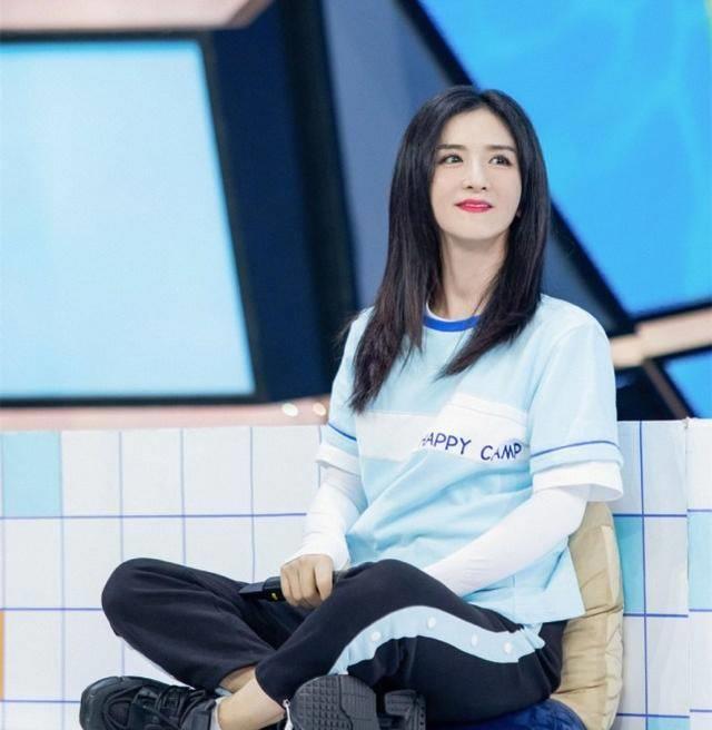 三来,谢娜开始坐着主持了,而且不参与激烈游戏了.这十分反常!