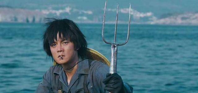 《夏洛特烦恼》的剧照,图片是里面角色袁华(尹正饰演)落魄时当渔夫的