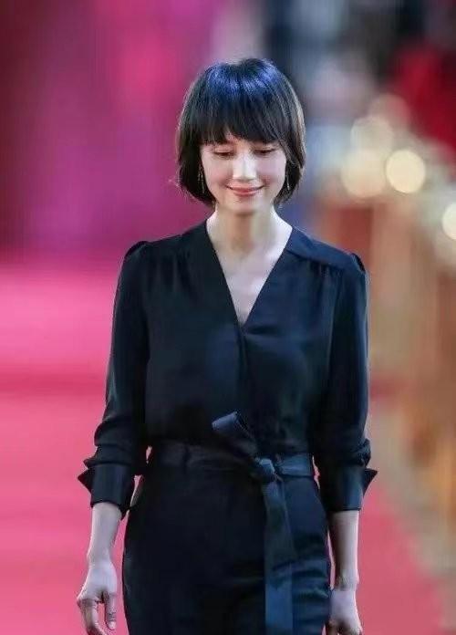 袁泉同框大姐,年龄只差2岁,一个是真年轻,一个是"装年轻"_身材_造型