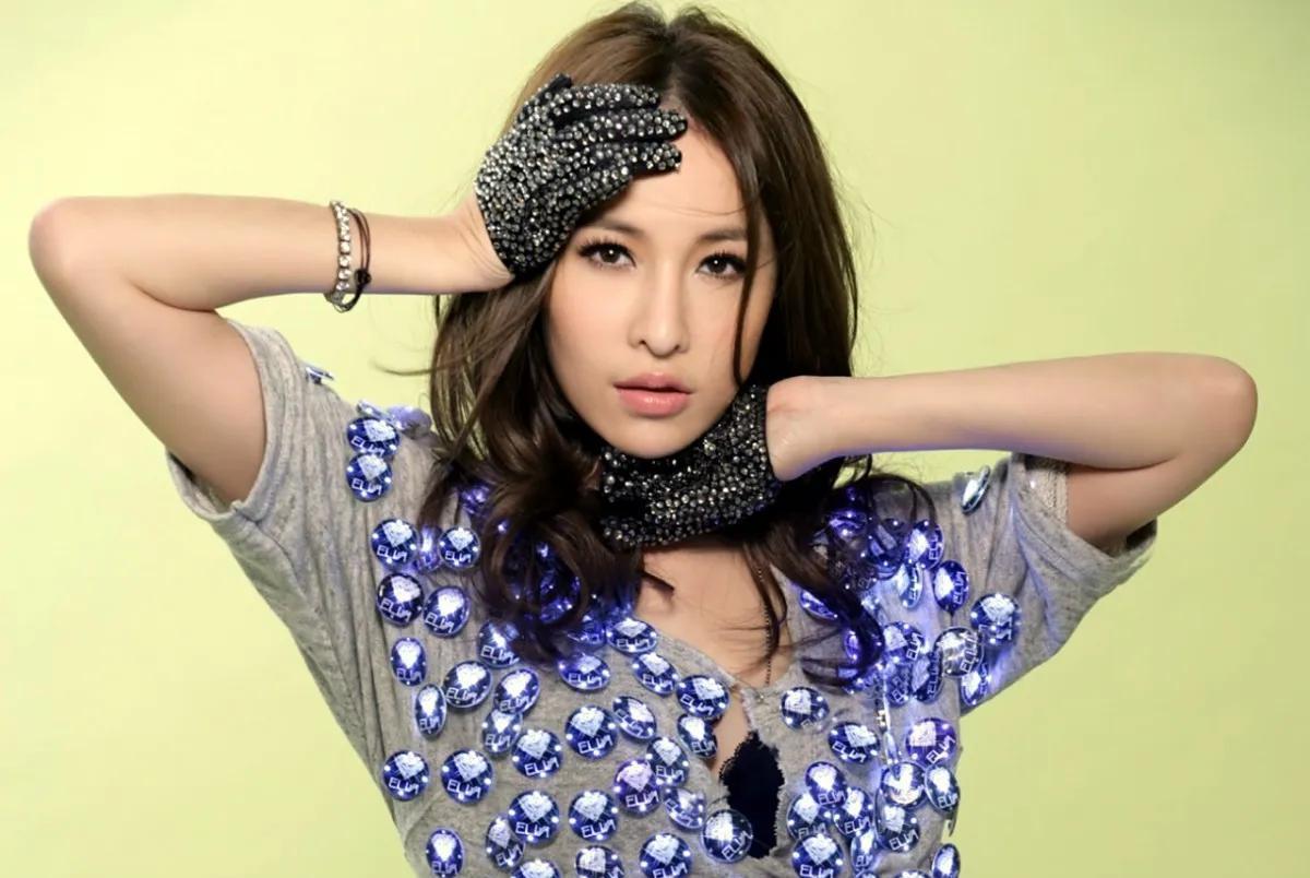 相信很多四五十岁的男士心目中都有一个长得很漂亮的年轻靓丽的萧亚轩