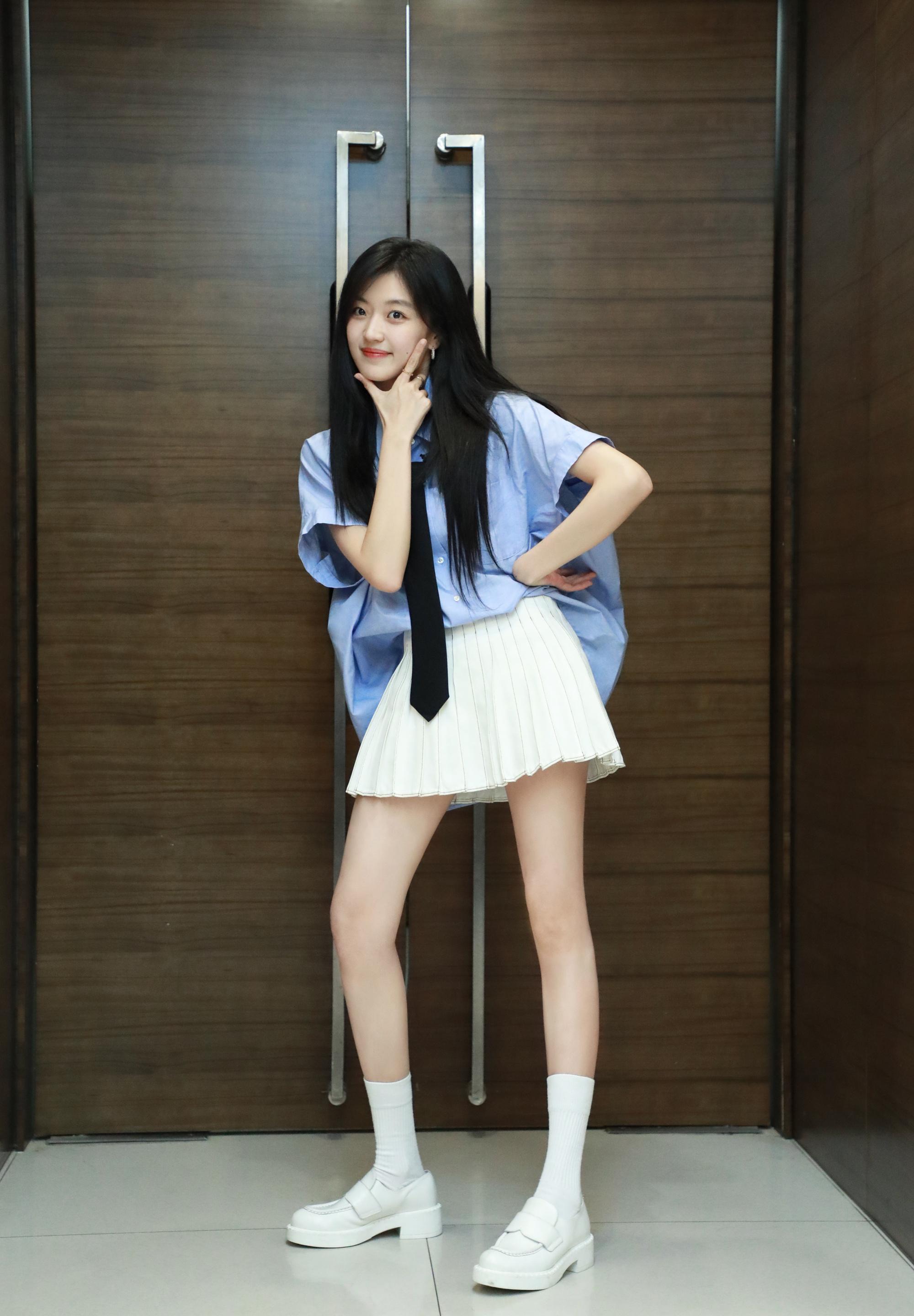 孙千《你好星期六》预科风,蓝色衬衫搭配白色短裙,大长腿吸睛_表演