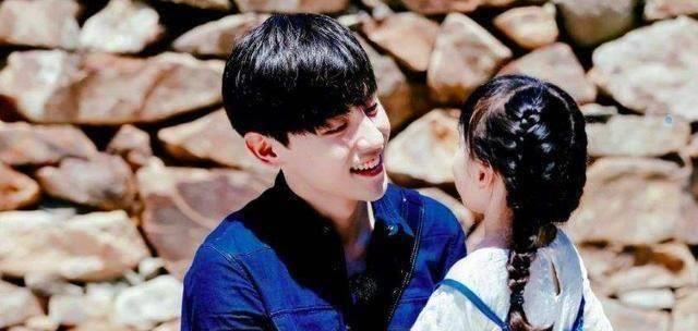 有一种遗传叫邓伦,妈妈长得好看,儿子只遗传了括号唇,太帅了_家里人