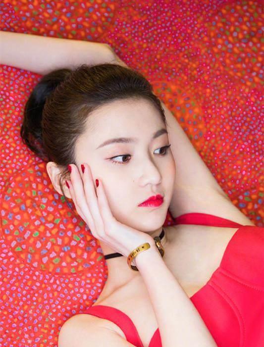 张慧雯晒新裙子,颜值这么高,难怪现在这么受欢迎!_刘亦菲_大红色_模样