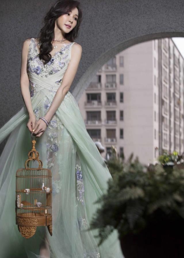 萧蔷的礼服真的是在大众女星当中极其简约的了,淡紫色的印花和淡绿色