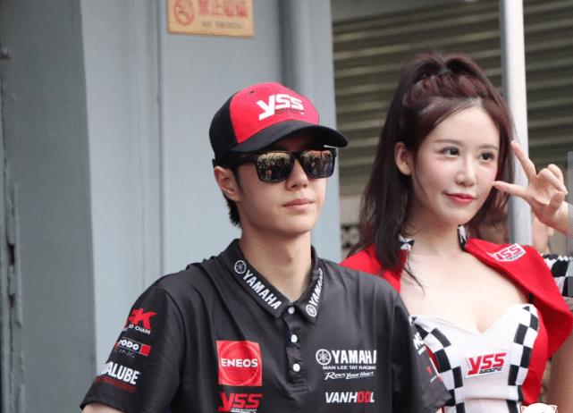 有种"高冷"叫王一博,跟女车模合影竟摆这种表情,想交女友难了_女孩子