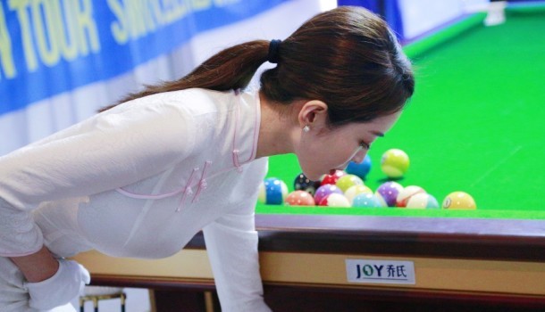 新一代最美台球女裁判,因"旗袍服"一夜爆红,身材紧致颜值高!