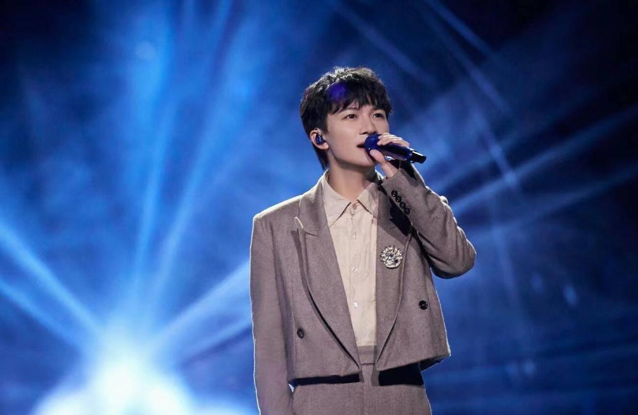 周深的跨年舞台更上一层楼,为什么他的实力这么强?_歌声_能力_经典