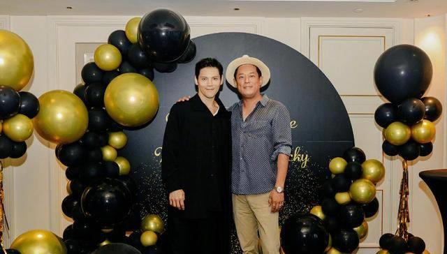 作为向太陈岚的干儿,他与向佐的关联当然不一般,因此她们的合照看上去