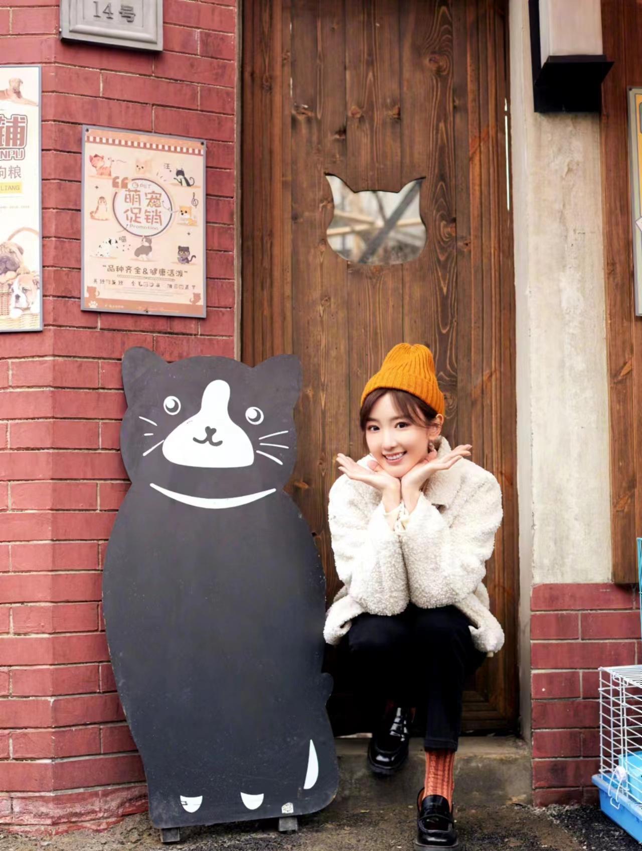 小曼毛晓彤街拍,夏尔巴丝绒外套搭配黑裤,黄色帽子可爱又甜美!