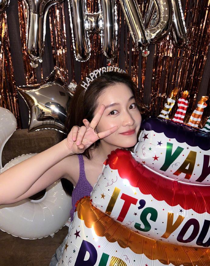 张雪迎晒生日美照,小嘴可爱,打扮成初恋