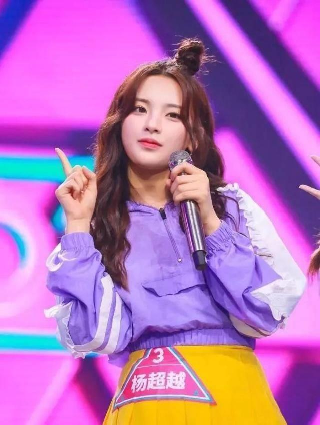 杨超越登上《人物》杂志,从出道到现在一直都是锦鲤体质