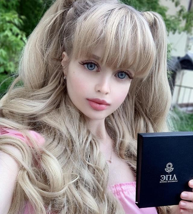 俄罗斯真人芭比:天使面孔魔鬼身材,从小被父母"圈养"当活娃娃_安吉