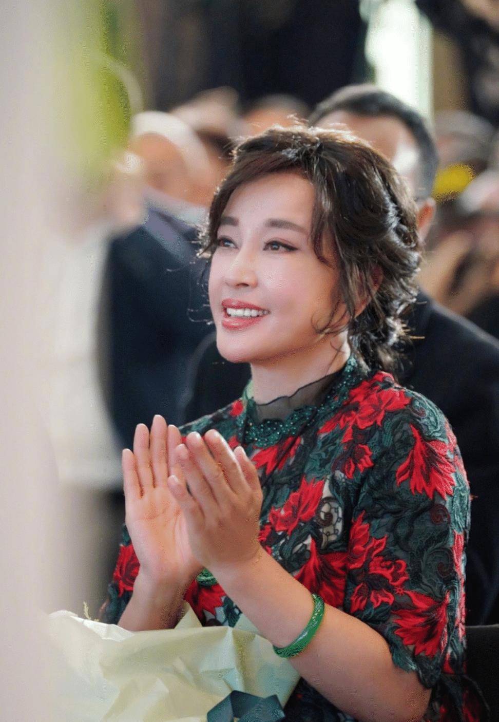 刘晓庆终于服老了,穿红系印花连衣裙配翡翠绿首饰,优雅又贵气_效果