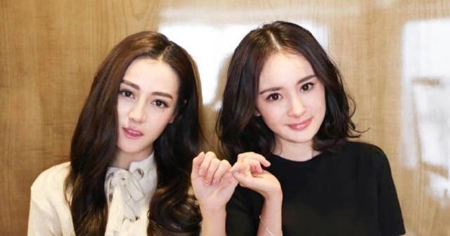 杨幂冬天穿露肩装亮相,双腿被冻红,后面贾乃亮眼神似在偷瞄_工作_时尚