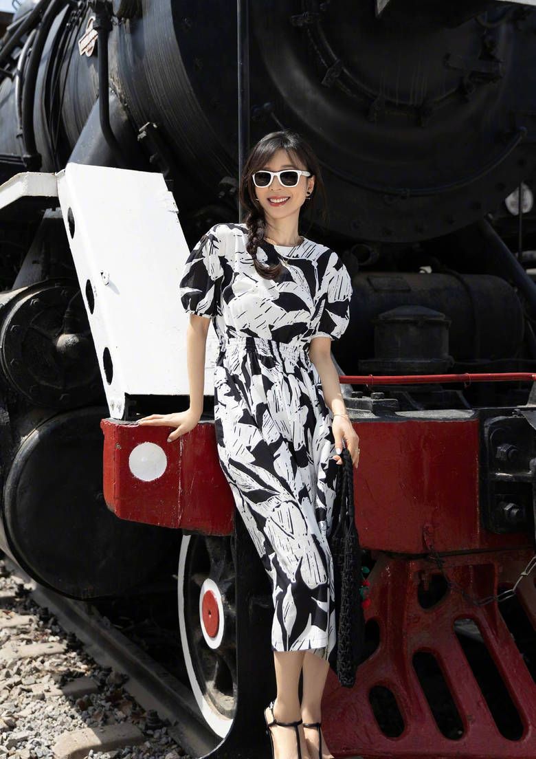 张静初展现简约沉稳风,优雅笑容令人陶醉_时尚_照片_线条